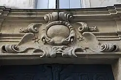 Portail : masque et cuirs découpés