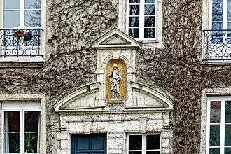 Fronton de la porte de l'hôtel Charrette