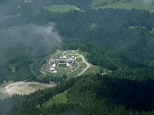 Depuis le « Nid d’aigle », vue (en 2005) sur le Kempinski Hotel Berchtesgaden&nbsp;(de) (emplacement de l’ancienne résidence de Göring).