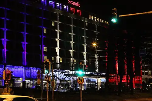 Illumination de l'hôtel à la suite des attentats terroristes de Paris du 13 novembre 2015.