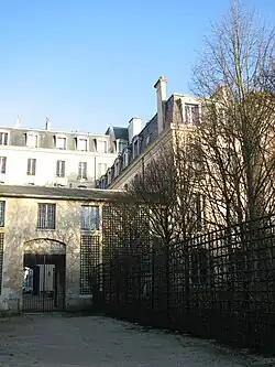 L'hôtel des Réservoirs vu depuis le parc du château.