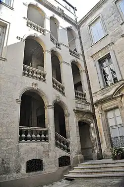 Escalier dans la cour