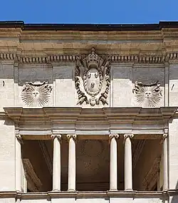 Détail de la façade de l'Hôtel de ville de Beaucaire.
