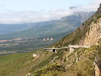 La N2 franchissant les montagnes Hottentots-Holland par le col Sir Lowry's Pass au sortir de Somerset West.