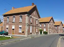 Habitations groupées par deux.