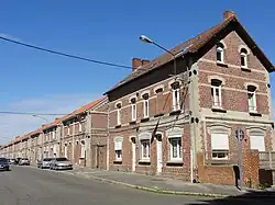 Habitations groupées par deux.