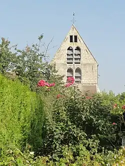 L'église dans la végétation.