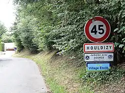 Panneau d'entrée d'agglomération avec panneau B14 à 45 km/h placé sur le même support