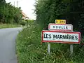 L'entrée de Les Marnières, en venant de Moulle.