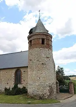 Vue de la tour fortifiée avec meurtrières et une pièce de refuge au sommet.