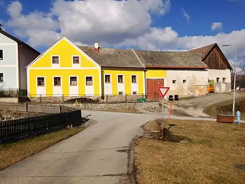 Ferme de Johann Nepomuk Hiedler à Spital, où vécut le père du dictateur, Alois Schicklgruber, entre ses 5 et 14 ans, de 1842 à 1851.La mère du dictateur, Klara Pölzl (née en 1860), a également connu la ferme de Johann Nepomuk, qui était son grand-père.