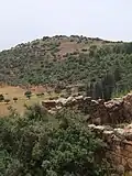 Maison abandonnée, au loin les vestiges de Khirbet Abu Esh-Sheba.