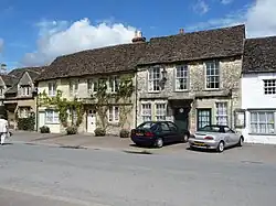 Façades de 4 maisons anciennes en pierre, à un étage et toits d'ardoises