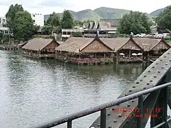 Maisons flottantes restaurants près du Pont de la rivière Kwaï.