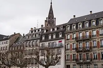 Les nos 2-3-4-5 au pied de la cathédrale.