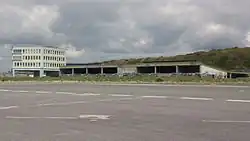 Vue des anciennes installations de l'hoverport de Boulogne, avec un ciel couvert (nuages sombres).
