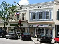 The Howard Hanna Smythe Cramer and US Bank, à Hudson.