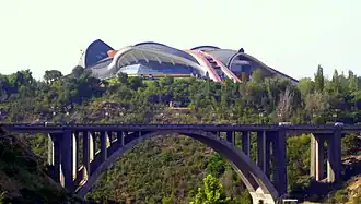 Le pont, avec le complexe Karen Demirtchian en arrière-plan.