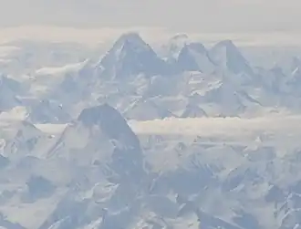 Vue aérienne du Huang Guan Shan (en bas à gauche), avec en arrière-plan, de gauche à droite, le K2, le Broad Peak et le Gasherbrum.