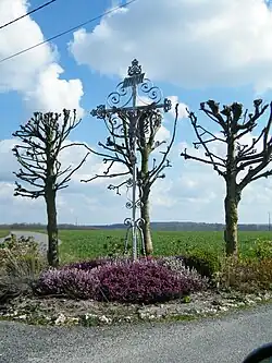 Calvaire sur la route de Villers-sur-Mareuil.