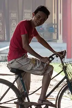 Jeune homme en short cargo, Vietnam, 2010