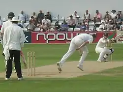 Photographie représentant Phillip Hughes esquivant le lancer d'un joueur anglais, en 2009.