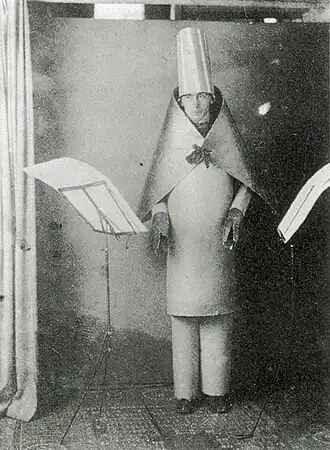 Hugo Ball au Cabaret Voltaire (Zurich, 1916)