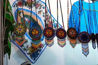 Broderies et pendentifs.