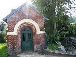 Chapelle Sainte-Véronique, bordée par la rivière la Grouche.