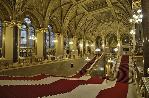 Escalier principal. Les meilleurs artistes de l'époque participèrent à la décoration intérieure : des fresques de Károly Lotz et des sculptures de György Kiss ornent l'escalier d'apparat.
