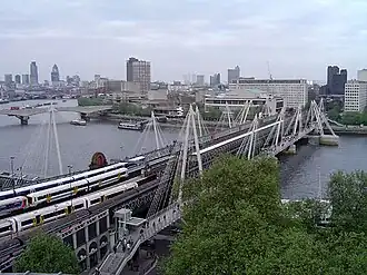 Hungerford Bridge et le Golden Jubilee Bridges, vus du nord.