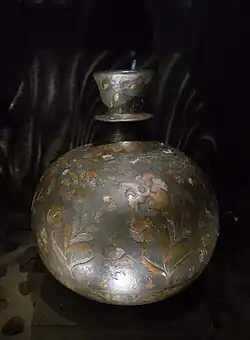 Inde, Deccan, Bîdâr ? 17e ou début 18e siècle. Base de huqqa ou narguileh. Bidri incrusté d'argent et de laiton.