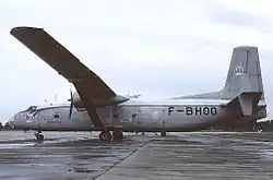 Vue d'un avion HD-34 garé. Il porte l'insigne de l'IGN sur la dérive et sous le pare-brise du cockpit.