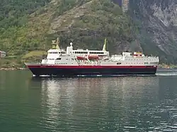 Transporteur de passagers et de véhicules.