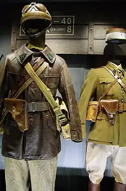 Hussard motocycliste  (71 GRDI) et lieutenant 2e&nbsp;hussard, France, 1940.