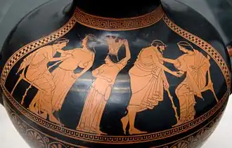 Visite aux hétaïres, l'une d'elles porte un calatos sur sa tête. Vers 480 AEC.