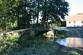 Passerelle au-dessus de l'Indrois. Elle est située au moulin de l'Étang.