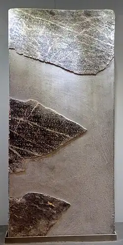 Fragments de l’Hymne des Courètes mis au jour dans le sanctuaire de Zeus Diktaios. Musée archéologique d'Héraklion.