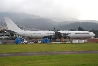Un A340-600 d'Ibéria partiellement démantelé à Quito (Équateur).