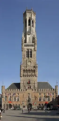 Vue de face éloignée.