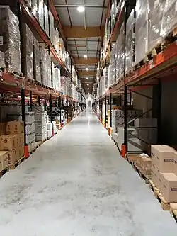 Allée de la zone D (zone d’alcool) à l’intérieur de l’entrepôt ID Logistics Bollène.