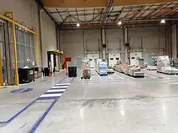 Portes de quai et filmeuses automatiques en zone D à l’intérieur de l’entrepôt ID Logistics Bollène.