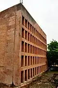 Une des façades de l'Institut indien de management d'Ahmedabad (fondé en 1961)