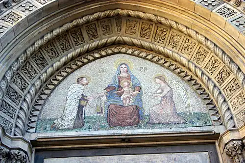 Marie couronné entourée de saint Simon Stock et d'un ange. Mosaïque au sommet de la porte principale de l'église Santa Maria del Carmine (XIXe&nbsp;siècle) (Milan).