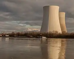 Grands cylindres de béton au bord d'une rivière.