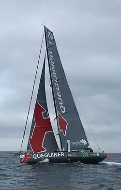 un voilier vu depuis bâbord.