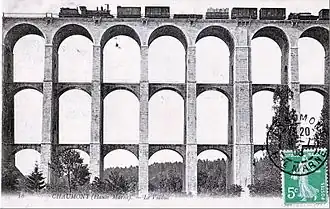 vue ancienne du viaduc, prise de face avec un train dessus montrant l'échelle de l'ouvrage
