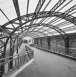 Marquise attenante au bâtiment de la gare.