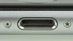 Vis pentalobes (en) utilisées dans un iPhone 6s. Les critiques ont fait valoir que l'utilisation par Apple de telles vis dans leurs nouveaux appareils constituait une tentative d'empêcher les consommateurs de les réparer eux-mêmes.