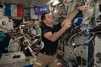 Thomas Pesquet au travail dans le laboratoire européen Columbus.